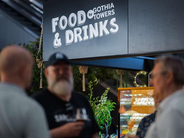 Skylt med texten ”Food & Drinks by Gothia Towers” ovanför en serveringsyta.
